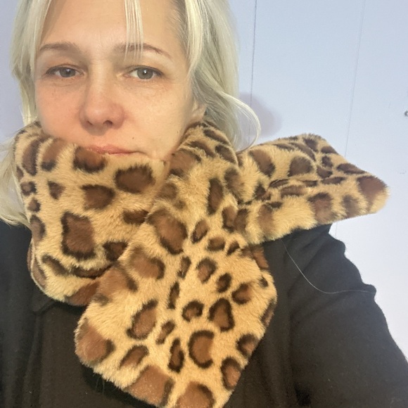 Leopard Print Faux Fur scarf with a loop - Picture 3 of 4